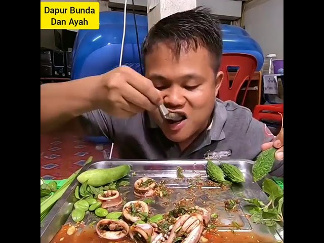 Babang Tampan Gaya Nih , Makan di Dalam Rumah 😁🙏 class=