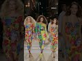 スーパーモデルたちがヴェルサーチェのアイコニックなルックで #vogueworld に登場！