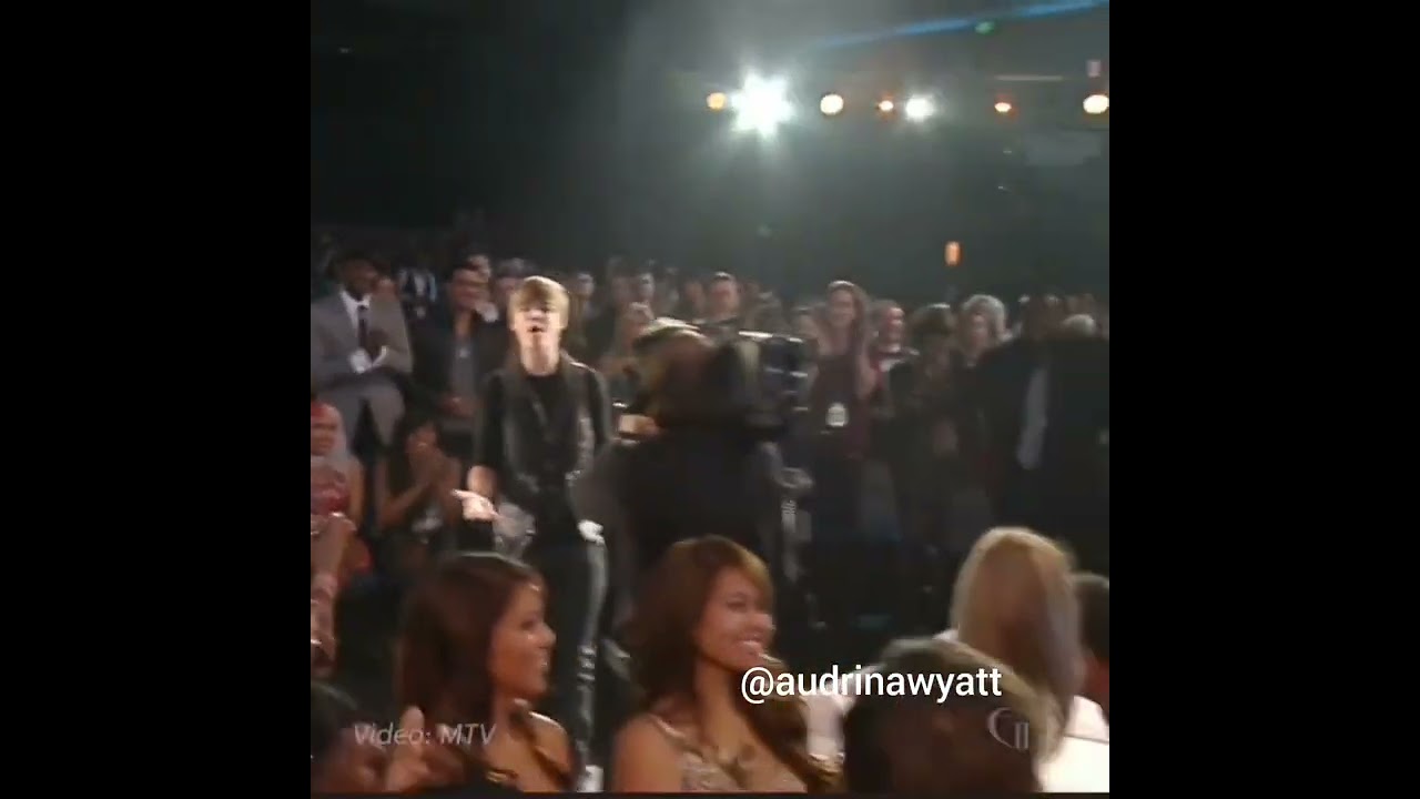 Justin Bieber, Kesha, Rihanna, Lady Gaga, Nicki Minaj at award show telling Justin Bieber direction