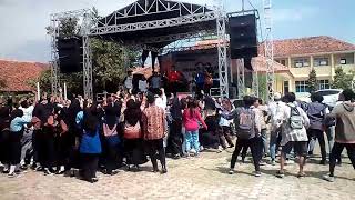 Pensi smk bina warga lemahabang 2017 edan turun