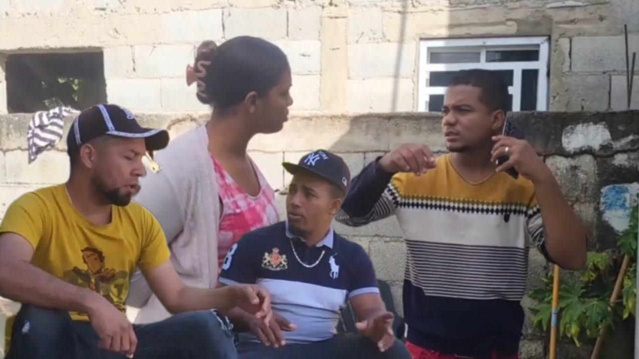 Hombre cogio una tarjeta de crédito para prestar el dinero a sus vecinos  wao Dios mio (película)