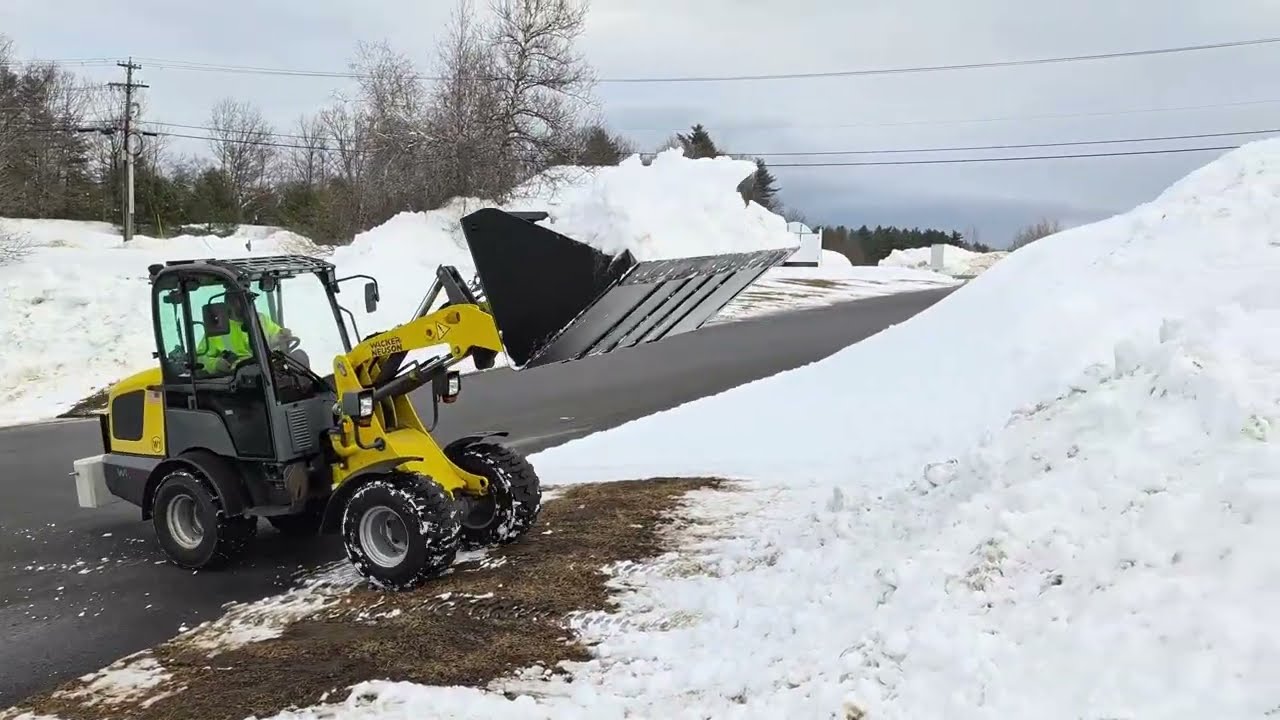 Jenkins Snow/Materials Buckets - Features & Demo Clips - NH Skid Steer