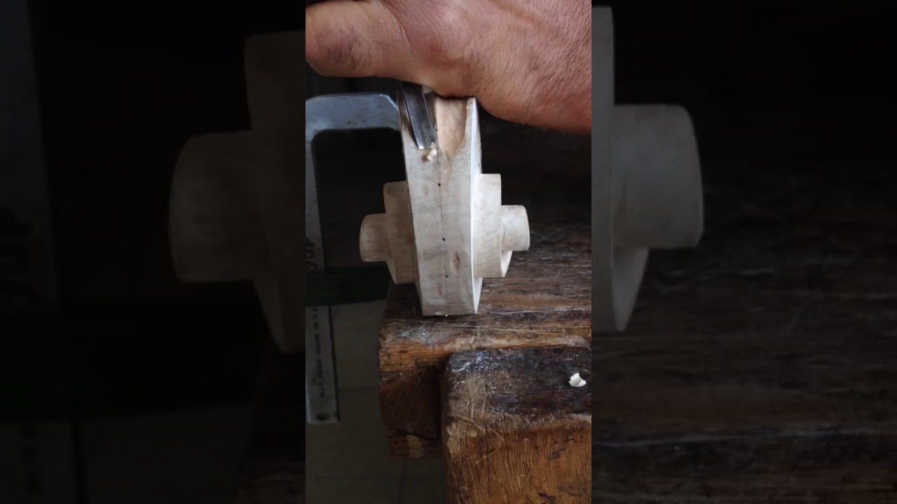 Watch Costruzione riccio violoncello Domenico Montagnana on YouTube Watch Costruzione riccio violoncello Domenico Montagnana on YouTube