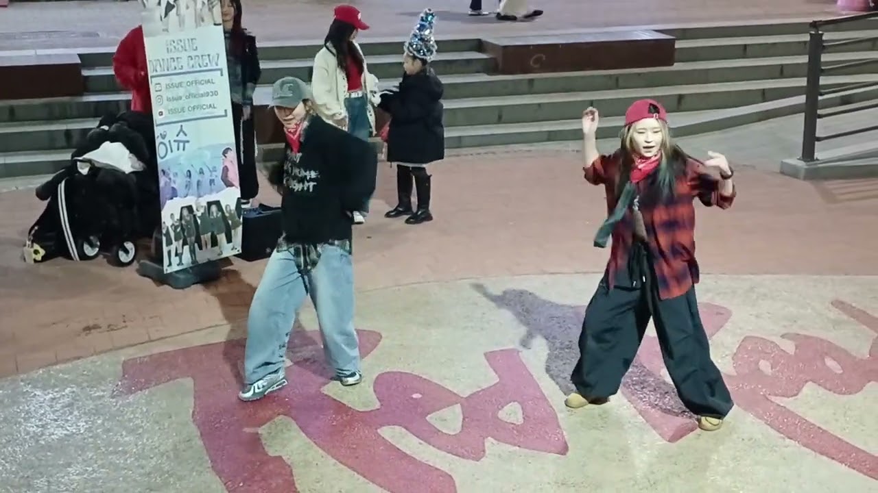 [KPOP HONGDAE BUSKING] #ISSUEOFFICIAL | EXO - Growl 251222