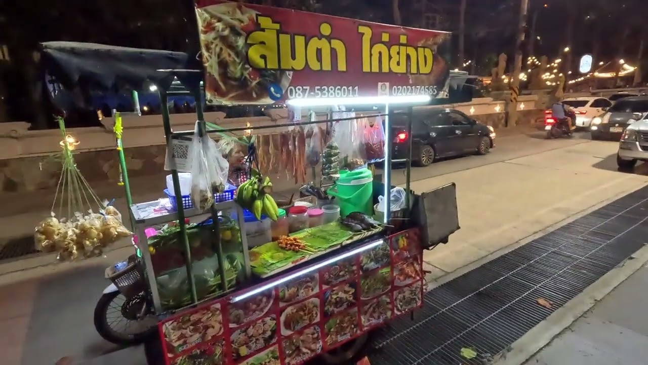 Iltakävelyllä Pattayan Jomptien rantakadulla 2026 Thaimaassa 