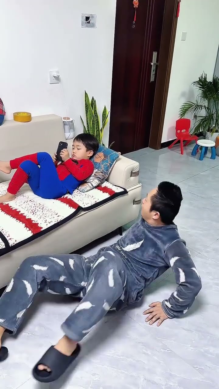 当爸爸晕倒测试儿子的反应，这结果！#Cute baby#Cute#呆萌小米宝#聪明宝宝#萌娃