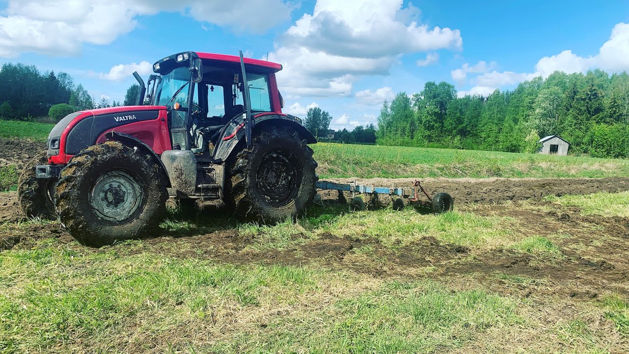 Kyntömies ei vakoaan valitse - Ploughing with Valtra n91 & Fiskars Kh316