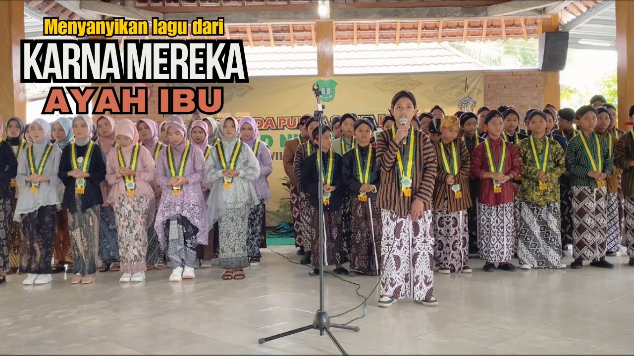 Menyanyikan lagu dari Karna Mereka - Ayah Ibu saat wisuda purna siswa