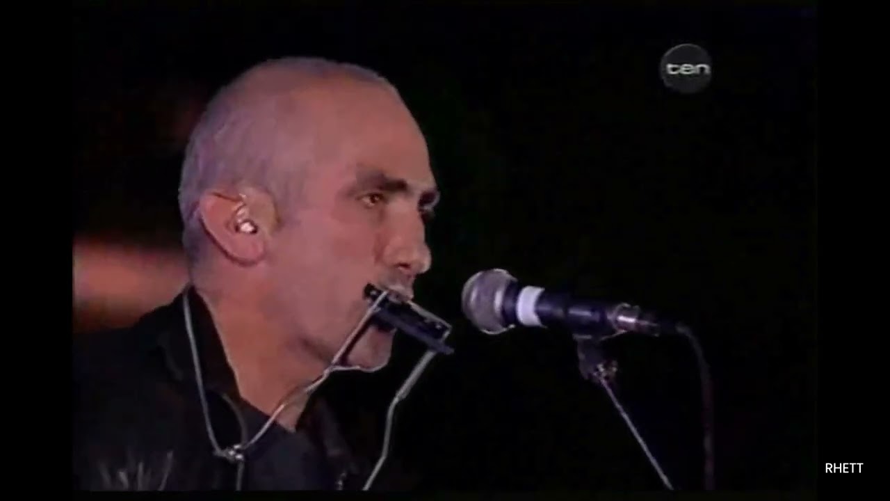 Paul Kelly singing TO HER DOOR at 2nd ever Dreamtime Match. Richmond Essendon.