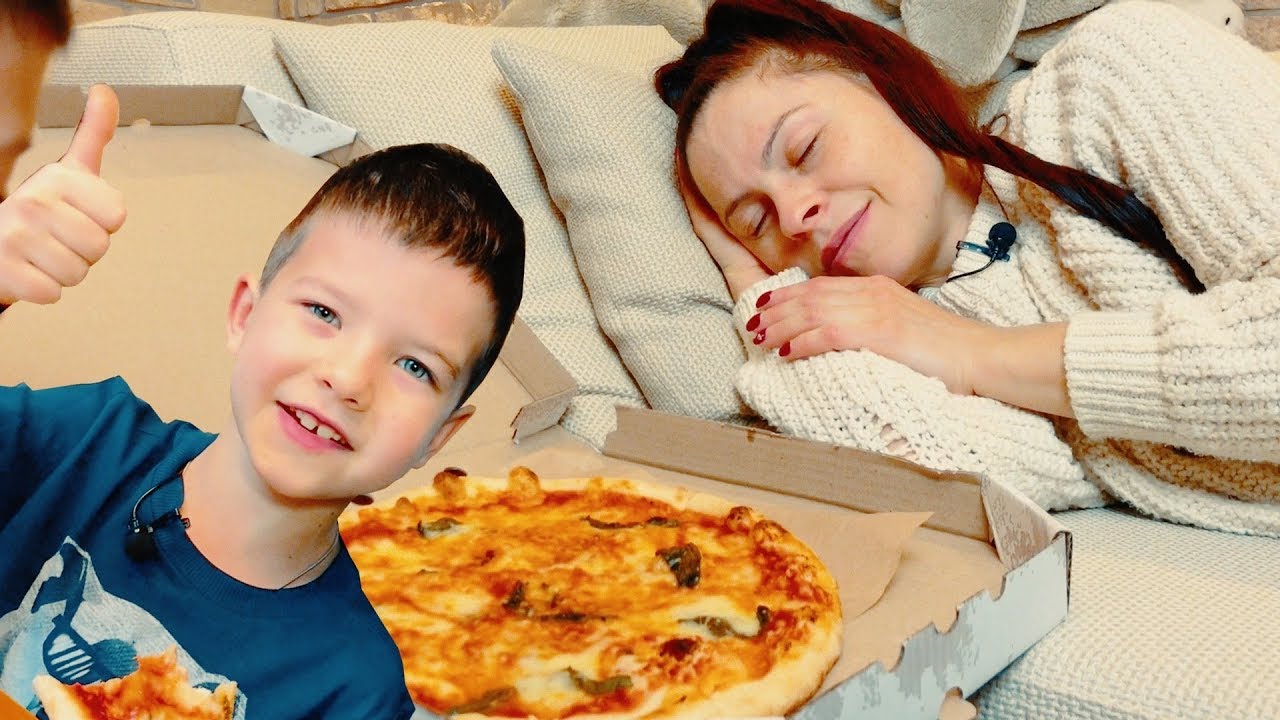 У дениса есть мама. Пицца для детей. Мама пицца. Мама с ребенком стряпает пиццу. Мама дети пицца.