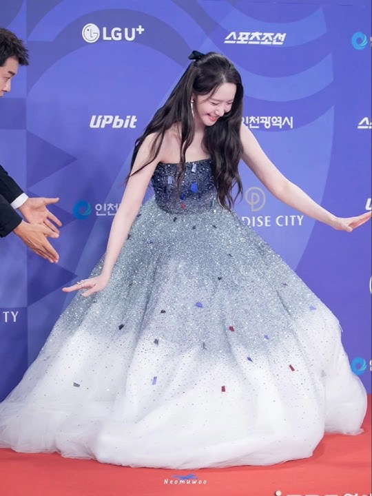 Even she fell so gracefully😍✨ #yoona #BlueDragonSeriesAwards2025 #kdrama