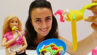 Barbie fettuchine yapıyor. Yemek yapma oyunları