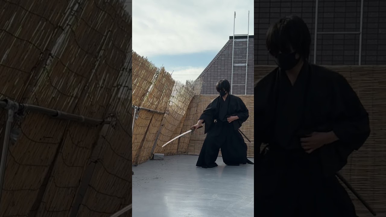 battojutsu 神速の抜刀術 逆刃刀の納刀をして手を痛めるサラリーマンjapanese sword katana