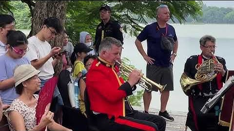 Bài dân ca Bắc Bộ Đi Cấy do các nghệ sỹ Vương Quốc Anh biếu diễn