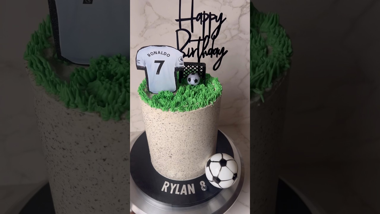 Ronaldo Juventus football cake. | Football cake, Football birthday cake,  Soccer cake