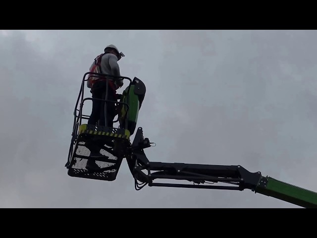 Leguan Lifts in action: L165 crawler lift chimney cover installation (2016)