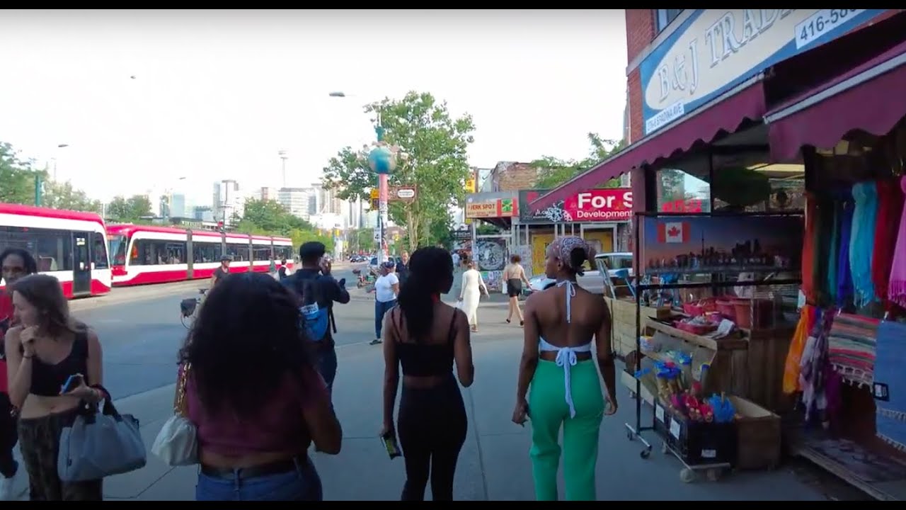 4K Walking from the intersection of Spadina Ave and College St to Chinatown in TORONTO CANADA