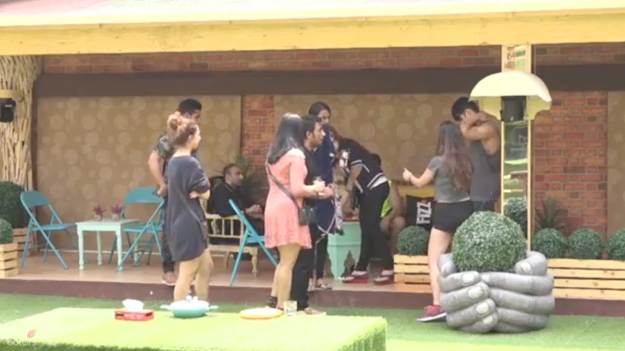 BIGG BOSS 11 ll  Zubair Khan threatens Bandgi Kalra