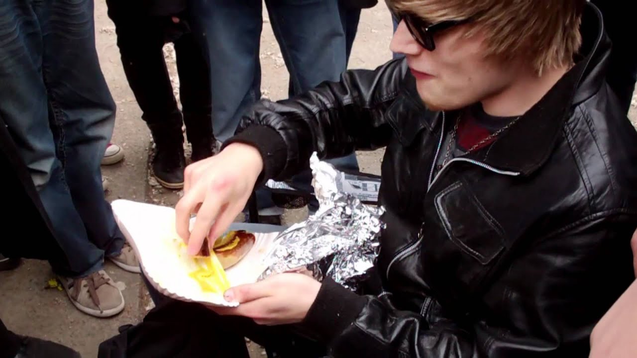 iBlali isst Bratwurst!