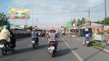 Khung cảnh Quốc lộ 1A trong giờ vào làm ca sáng tại khu công nghiệp Tân Hương (Tiền Giang)