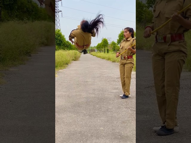 ये पुलिस ने क्या कर दिया 😱😳 #shalukirar #ytshorts #stunt #flexibility #stuntwork #shorts class=