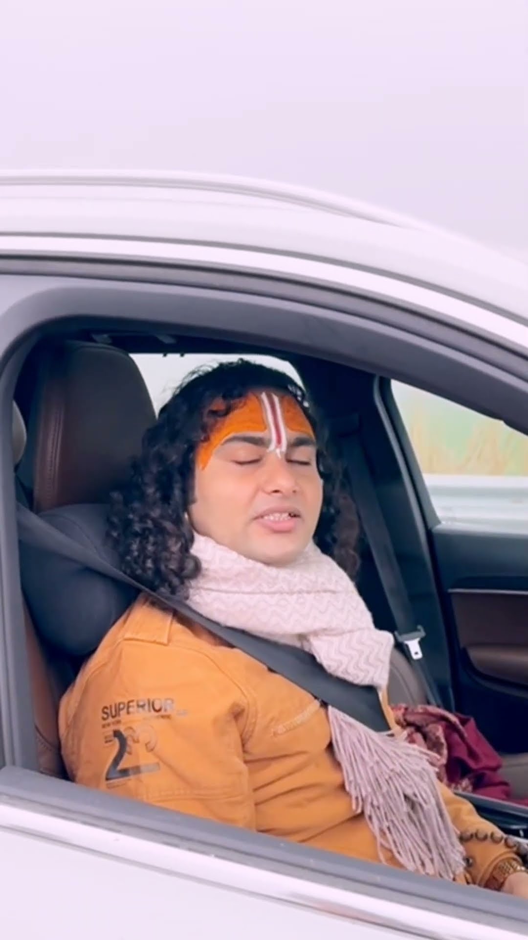 गाड़ी चलाकर रायपुर निकलते हुए पूज्य गुरुजी ??
