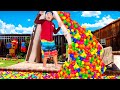 Vamos a Nadar con Alex y Eric en La Piscina de Bola | Video Divertido Para Niños