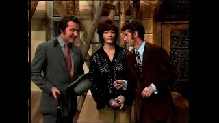 MIT SCHIRM CHARME UND MELONE: Linda Thorson und Patrick MacNee in der "Rudi Carrell Show" von 1970
