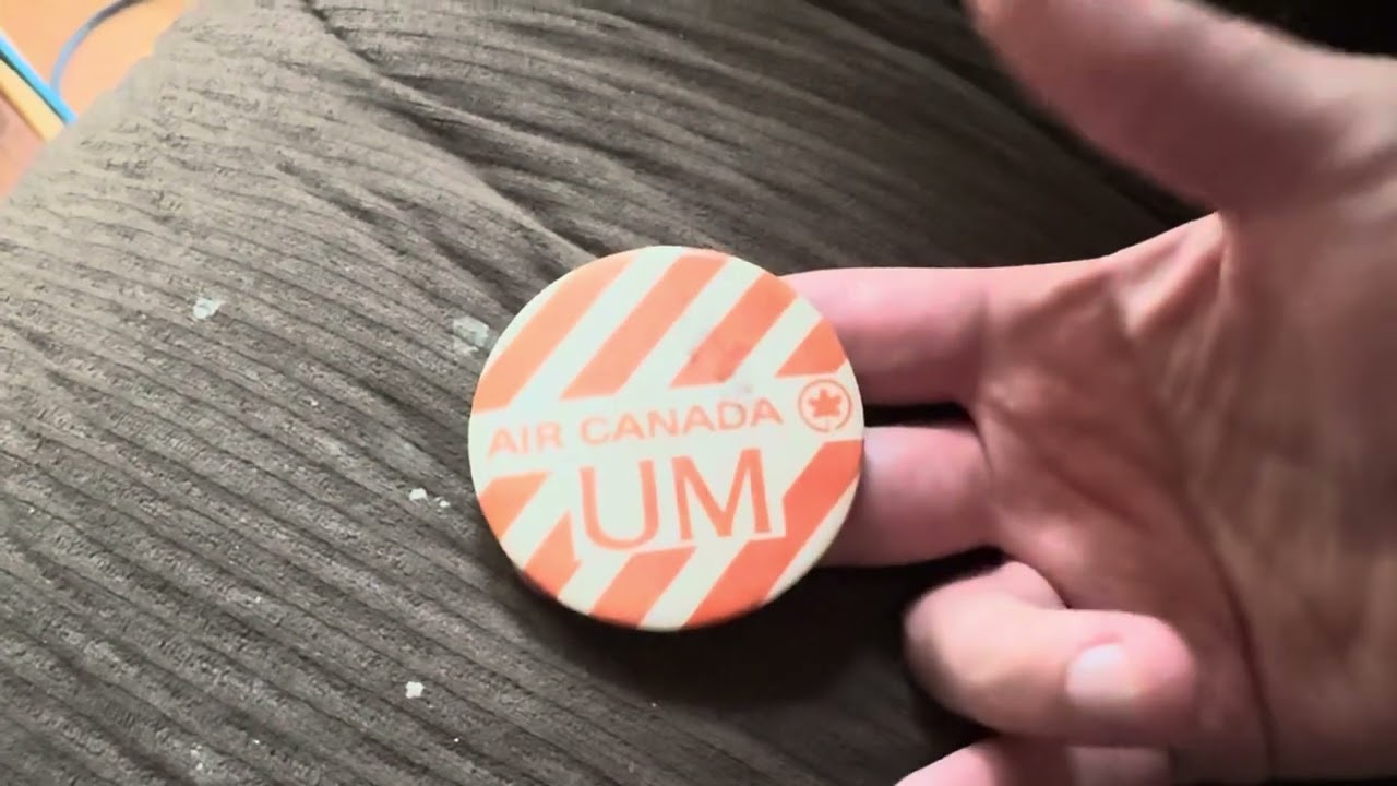 Vintage air Canada pin form the 1980s :) hope you enjoy 