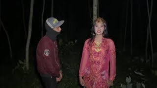 LIAT YANG DI LAKUKAN LELAKI INI DENGAN JIN CANTIK DEWI ANDONG SARI