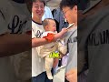 Ce bébé veut un CÂLIN de cet homme… votre cœur va fondre 👶🤗💗