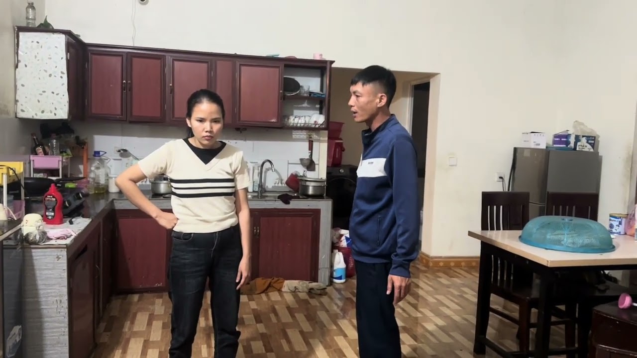 Toàn uống riêu về. Quay mấy mẹ con nhà nham.Nham khinh thường không thèm phan com 