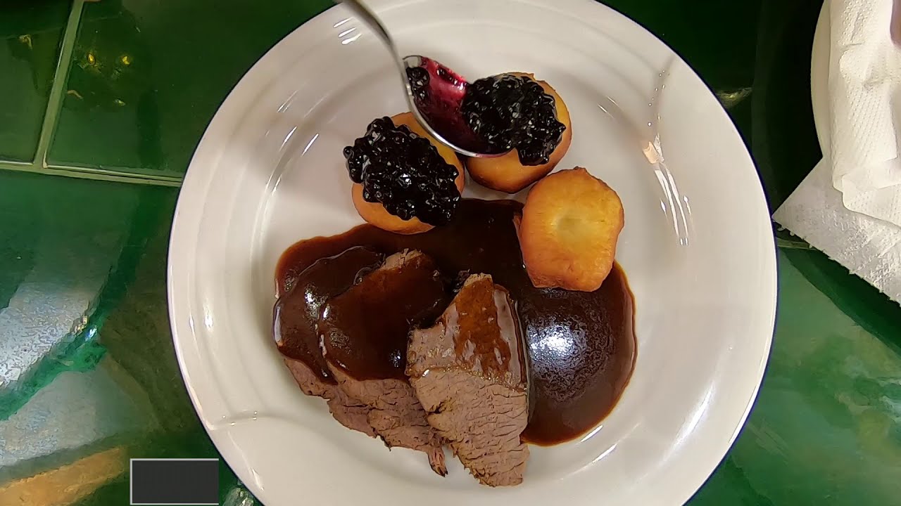 Mesterien egyszerűen, főzz tovább! Szarvas barnamártásban burgonyafánkkal