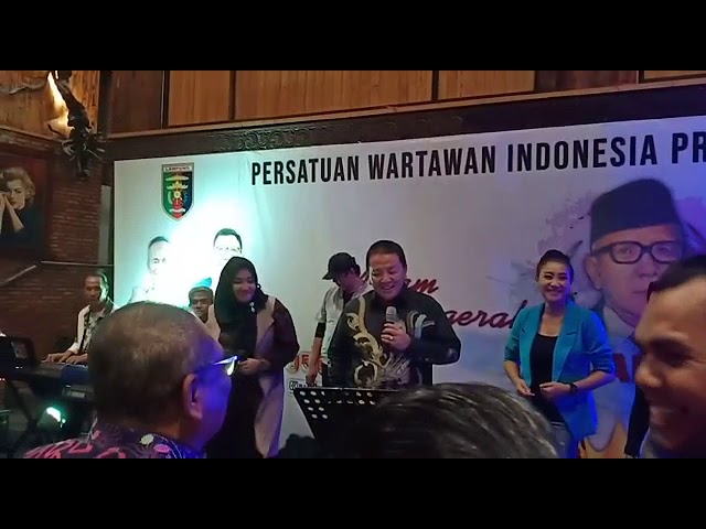 Gubernur Lampung Arinal Junaidi bernyanyi dan bergoyang bersama pejabat class=