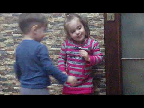 სოფო მღერის დანო ცეკვავს