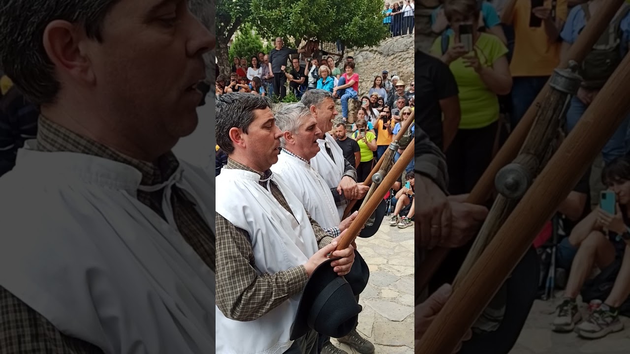 Pelegrins de Les Useres. 2023. Cant a l' eixida església Xodos.