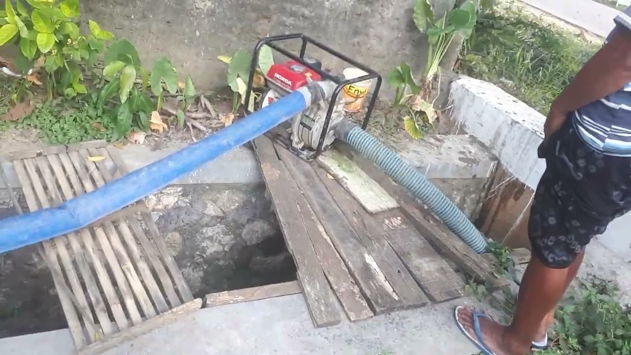 DISEDOTKAN AIR SETENGAH HARI AIR ADA YANG NAMPAK