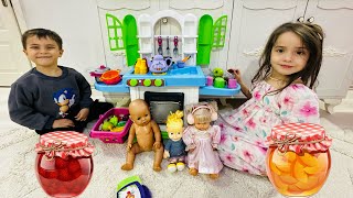 Ayşegül Maşa ve Baby borna Yusuf reçel yapıyor 