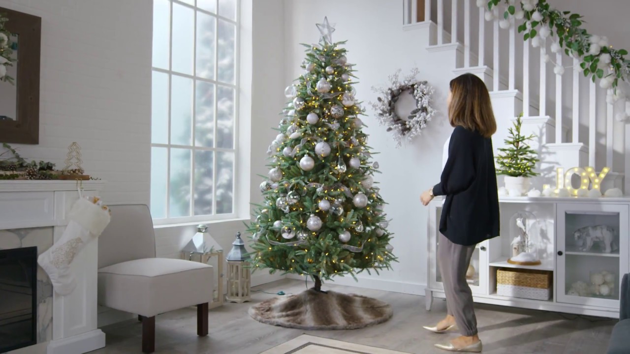 How To Decorate a Christmas Tree