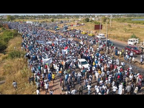 Gambie : des milliers de manifestants exigent la démission du président Adama Barrow (vidéo)