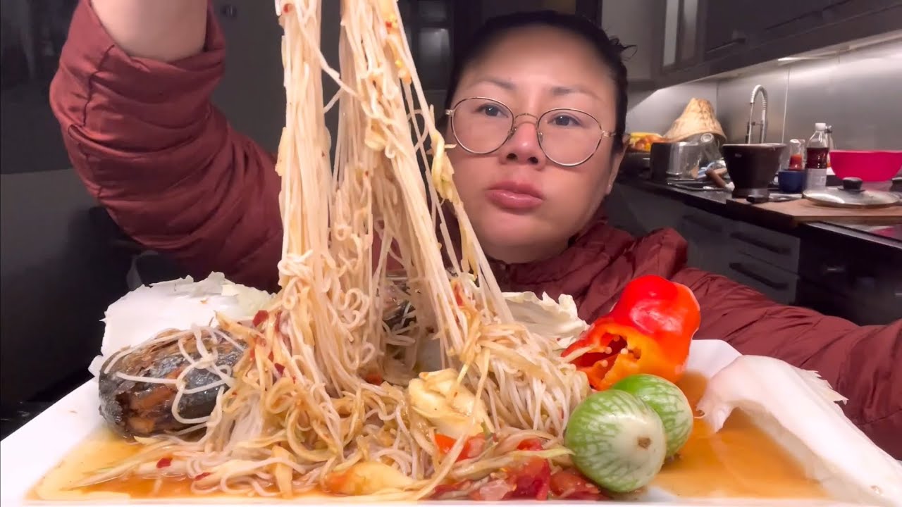 ส้มตำ ทูทอด ผีบ้านผีเรือนก็มาปรากฏตัว😂 Spicy papaya salad with rice noodle 🌶️2.12.25