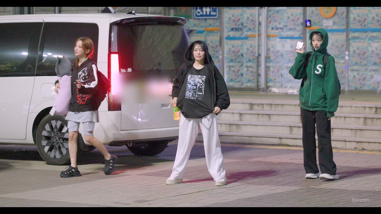 [8K] QWER 월드투어 서울 금요일 퇴근길 | 251003