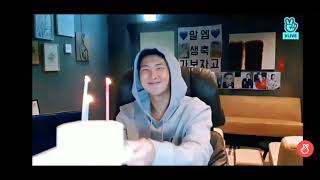 A cara do Namjoon quando ele viu que as velas apagaram KKKKKKKK..