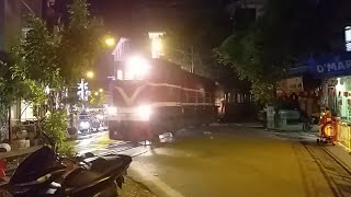 D12E-628 kéo tàu khách HP2 về ga HN qua chắn Lê Duẩn (2\/10\/2025)