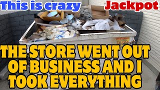 DUMPSTER DIVING - THIS IS AMAZING THE STORE WENT OUT OF BUSINESS AND I TOOK EVERYTHING. HUGE HAUL