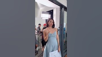 Hoa hậu Tiểu Vy ngồi hớ hênh suýt lộ vùng nhạy cảm   Hitvn