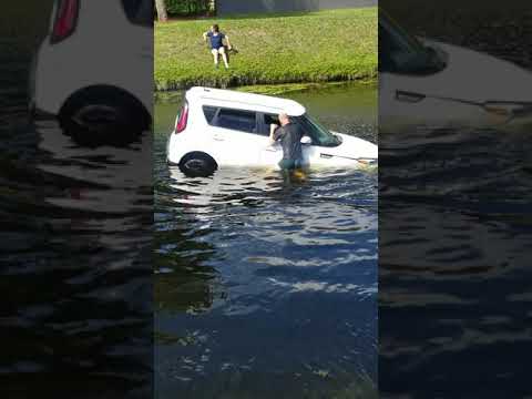 Florida man saves lady in Boca Raton canal