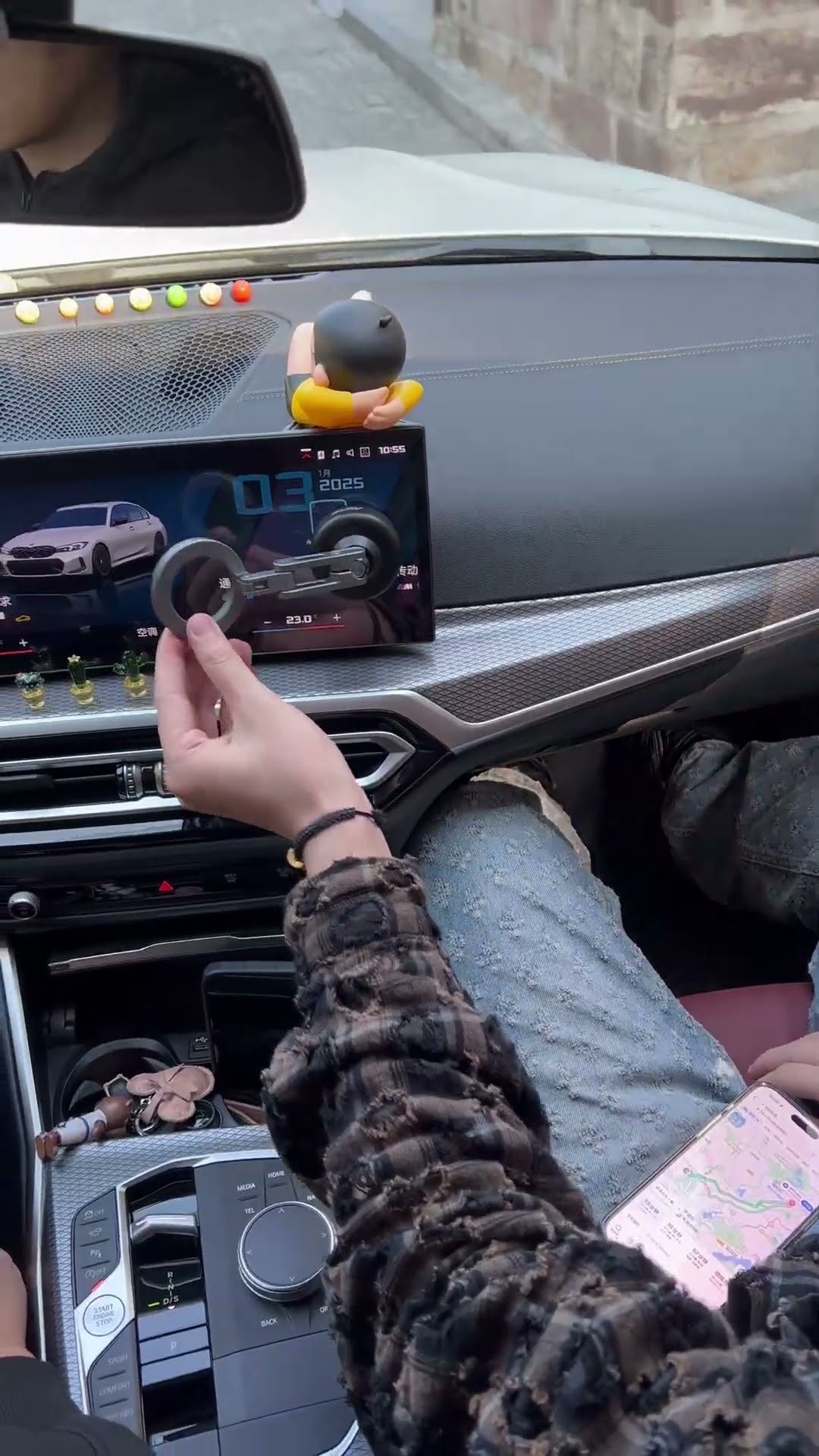 Keep a car holder in your car that can be used anywhere. Vacuum suction attached mobile phone holder