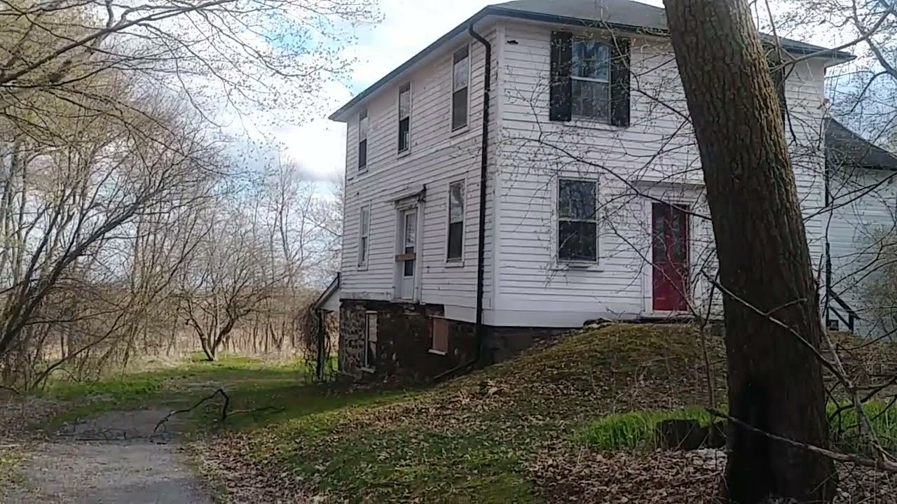 Whitevale, Ontario, Canada OLD ABANDONED HOUSE Gardens & Rusted