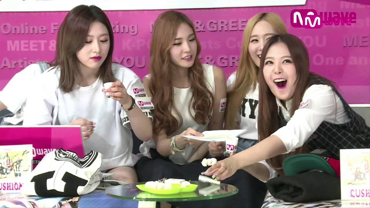 SONAMOO Tries Marshmallows Dipped in Special Hot Sauce and Wasabi [MEET&GREET]